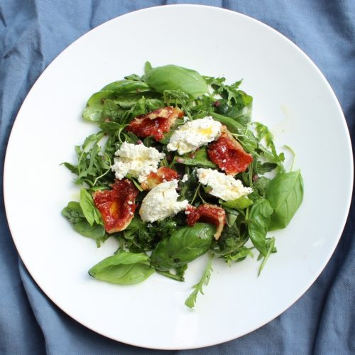 Rucola-Basilikumsalat mit Feigen und Ziegenfrischkäse - Wagners Kulinarium